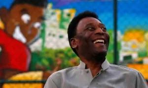 Pelé recebe alta e já está em casa