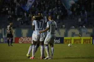 Londrina enfrenta o Guarani hoje no Café
