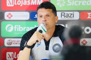 Adilson Batista feliz da vida já Claudinei Oliveira chuta o pau da barraca