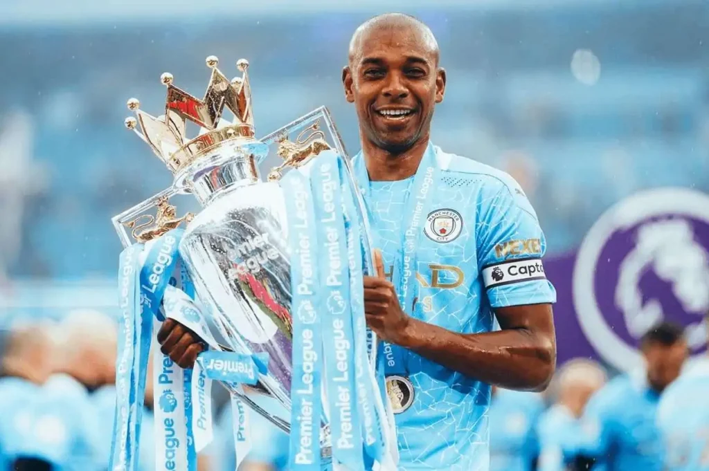 Fernandinho despede-se do Manchester City numa tarde histórica