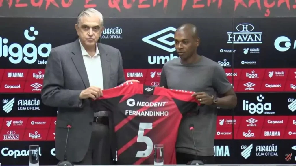 Fernandinho assina com o Athletico