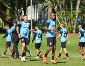 Tubarão decepciona em casa