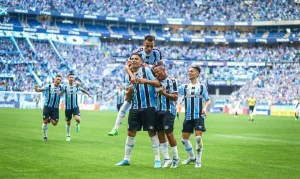 Gol de bicicleta dá vitória ao Grêmio