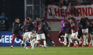 No último lance, Athletico despacha Estudiantes e segue na Libertadores