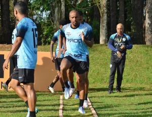 Tubarão entra em campo de olho na vaga de acesso