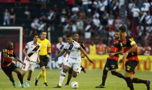 Torcedores invadem campo depois de empate entre Vasco e Sport