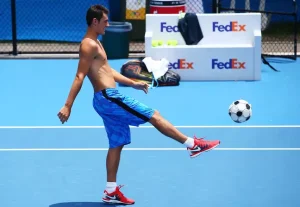 Tenistas em campo de futebol