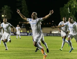Vitória de ontem do Londrina tira a corda do pescoço do técnico Edinho