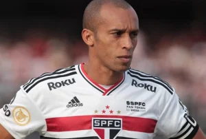 Ídolo, zagueiraço, Miranda se despede do futebol