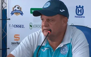 Edson Vieira, o "Maradoninha", é o novo técnico do LEC