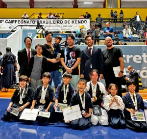 Ouro e Bronze para o Kendô de Londrina