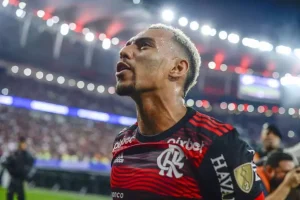 Matheuzinho, do Flamengo, fratura a tíbia