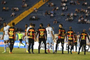 Vagner Love marca dois e maltrata o sofrido Londrina