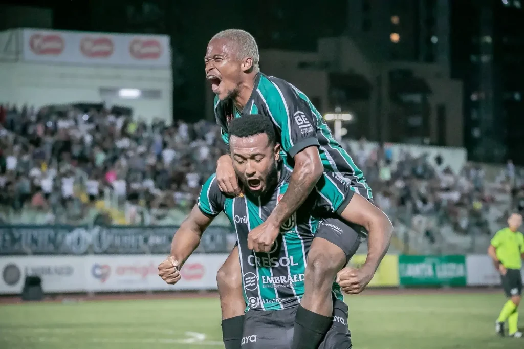 Maringá FC vence o São José por 3 a 0 e segue na cola do líder do grupo