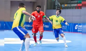 Camisa 10 Miguel Kenji comemora medalha no Mundial e reencontra as origens no futsal do Colégio Londrinense