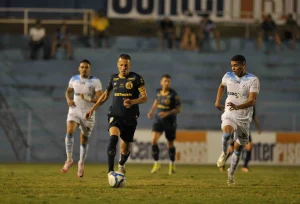 Em dois minutos o Londrina empata e vira o jogo contra o Aparecidense