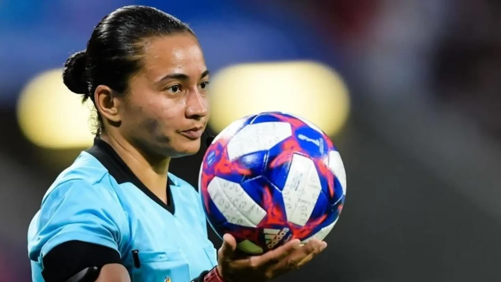 Edina Alves faz história ao apitar semifinal da Euro Feminina