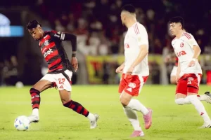 Flamengo bate o Inter e leva vantagem para decisão no Beira-Rio pela Libertadores