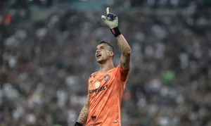 Fábio bate recorde e é o jogador que mais disputou partidas oficiais no futebol mundial