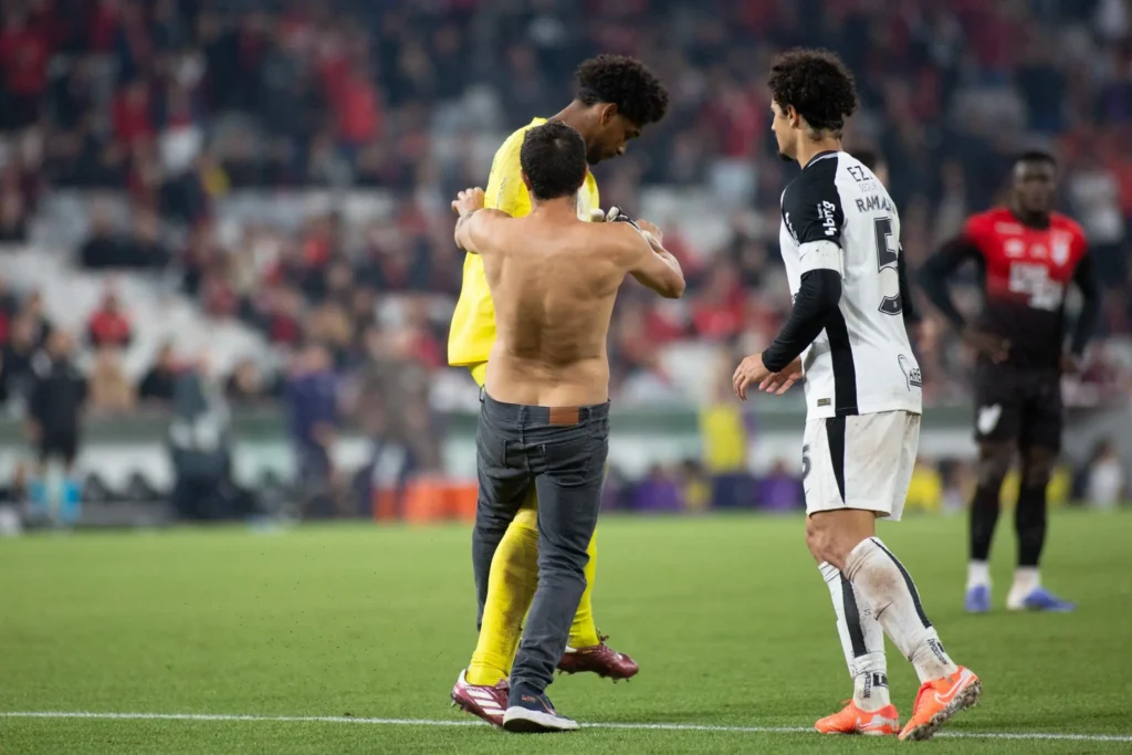 Hugo Souza se revolta após agressão: “Isso não pode ficar impune”