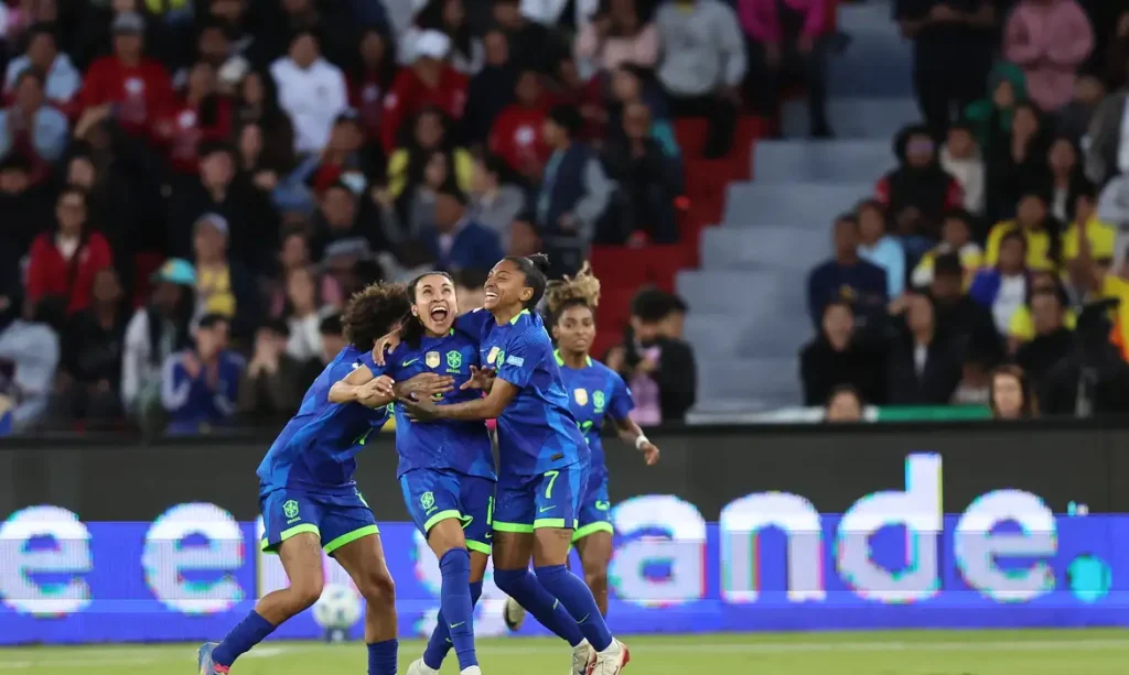 Com emoção, com sofrimento e golaço da Rainha Marta, Brasil é campeão da Copa América