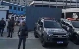 Torcida invade CT do Santos e esculhamba jogadores
