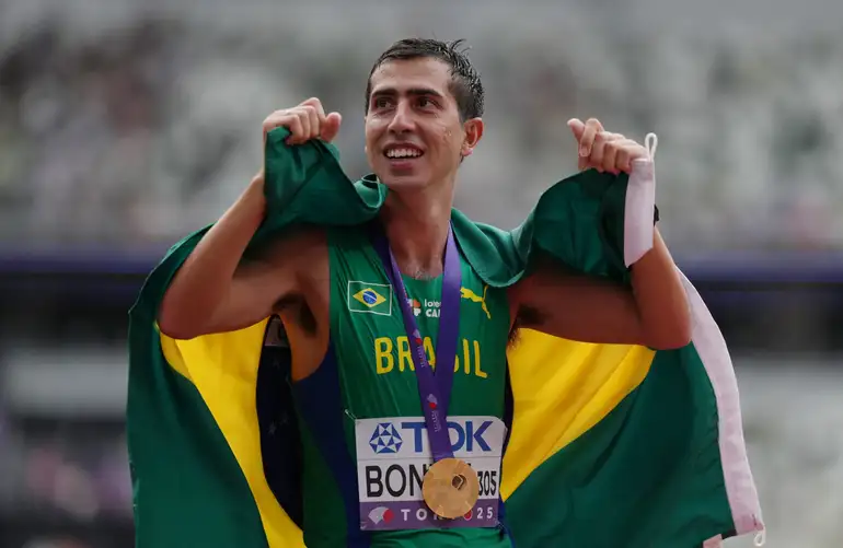 Caio Bonfim é campeão mundial dos 20 km da marcha atlética em Tóquio