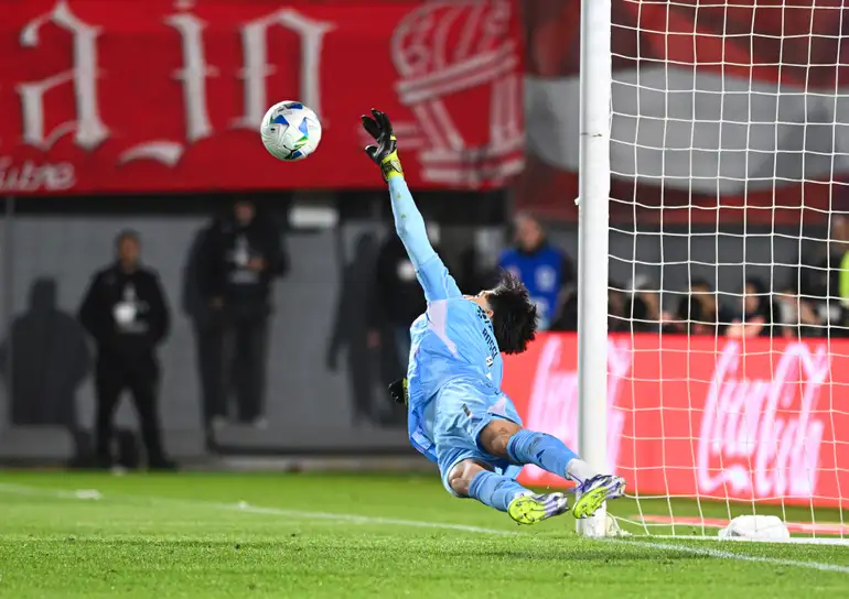 Depois de falhar, Rossi se torna o herói da classificação do Flamengo