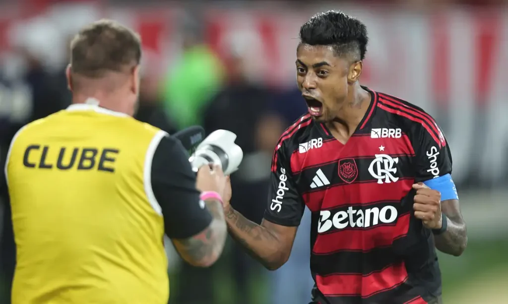 Flamengo vence e complica a vida do Santos