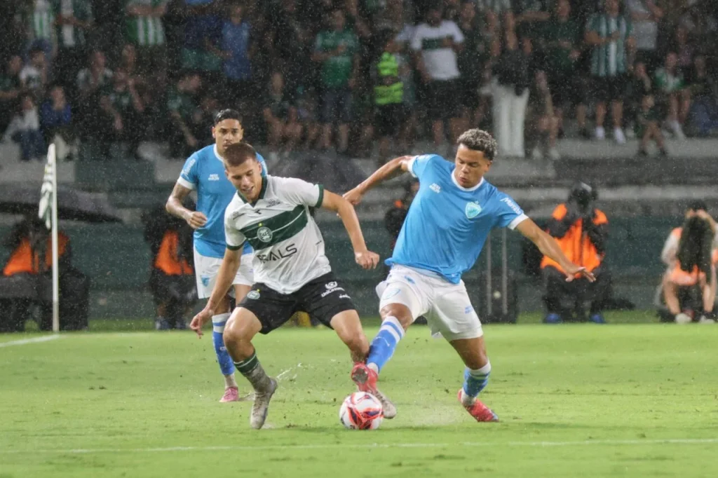 Com dois a menos em campo, Londrina arranca um empate contra o Coritiba, no Couto Pereira