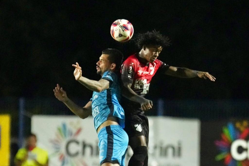 Azuriz vira e fatura em cima do Atlhetico