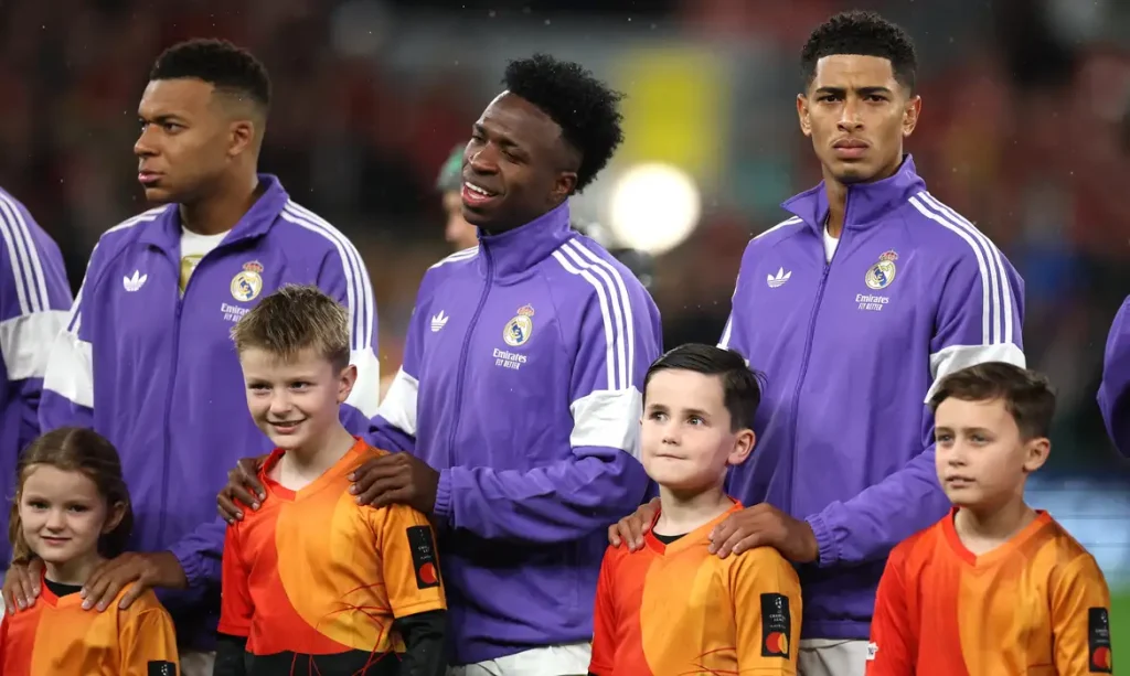 MBappé pede que torcida apoie Vinicius Jr