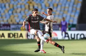 Fluminense bate o Athletico nos acréscimos e trabalho de Odair Helmann é questionado