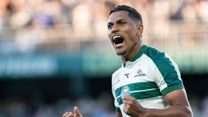 Coritiba sai da draga e bate o Galo no Couto Pereira