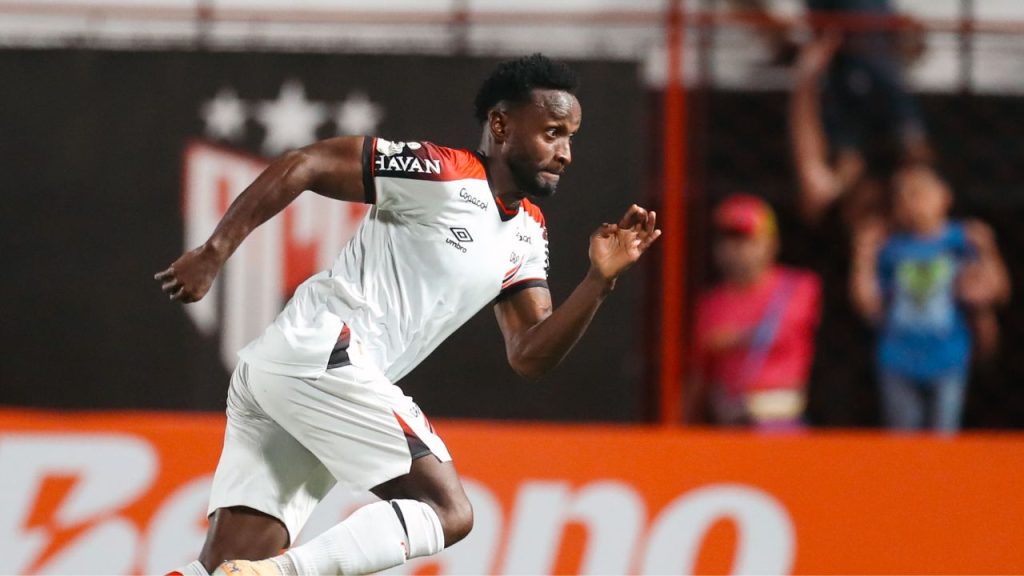 Na dor e no suor, Athletico avança na Copa do Brasil