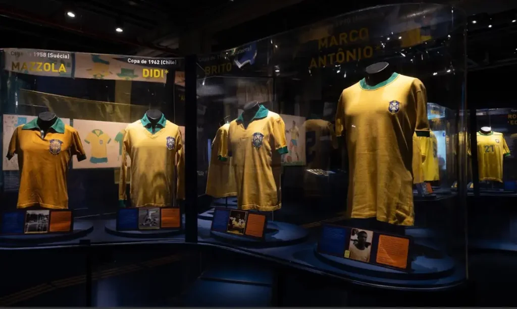 Conheça a história da camisa "canarinho"