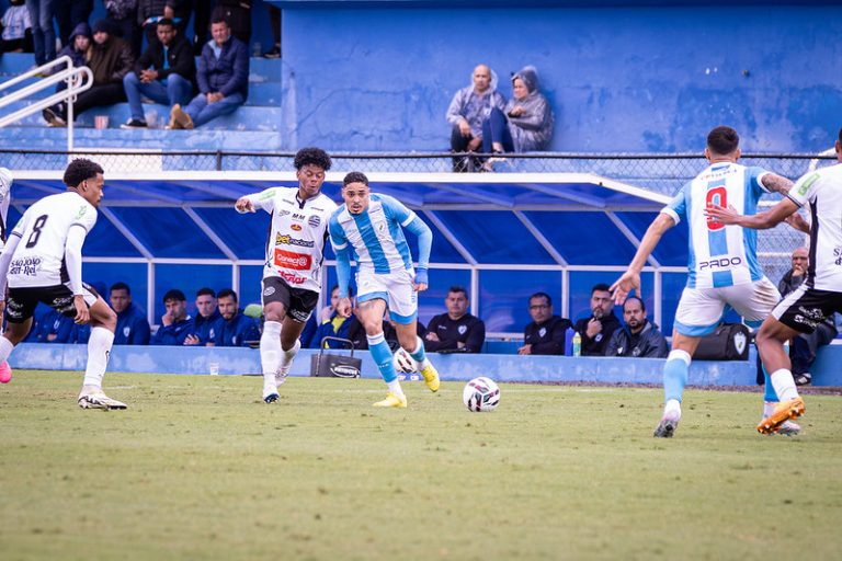 "Eu nunca Duvidei", gritou o torcedor corneta do Londrina depois da vitória por 2 a 0 sobre o Athletic