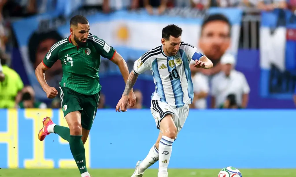 Messi, o mostro com a bola nos pés. Três gols e mais um jogo para entrar na história