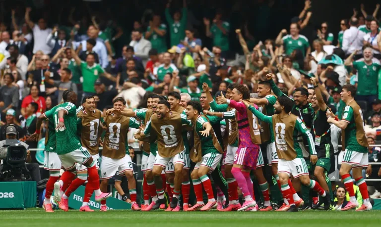 México faz festa no Estádio Azteca